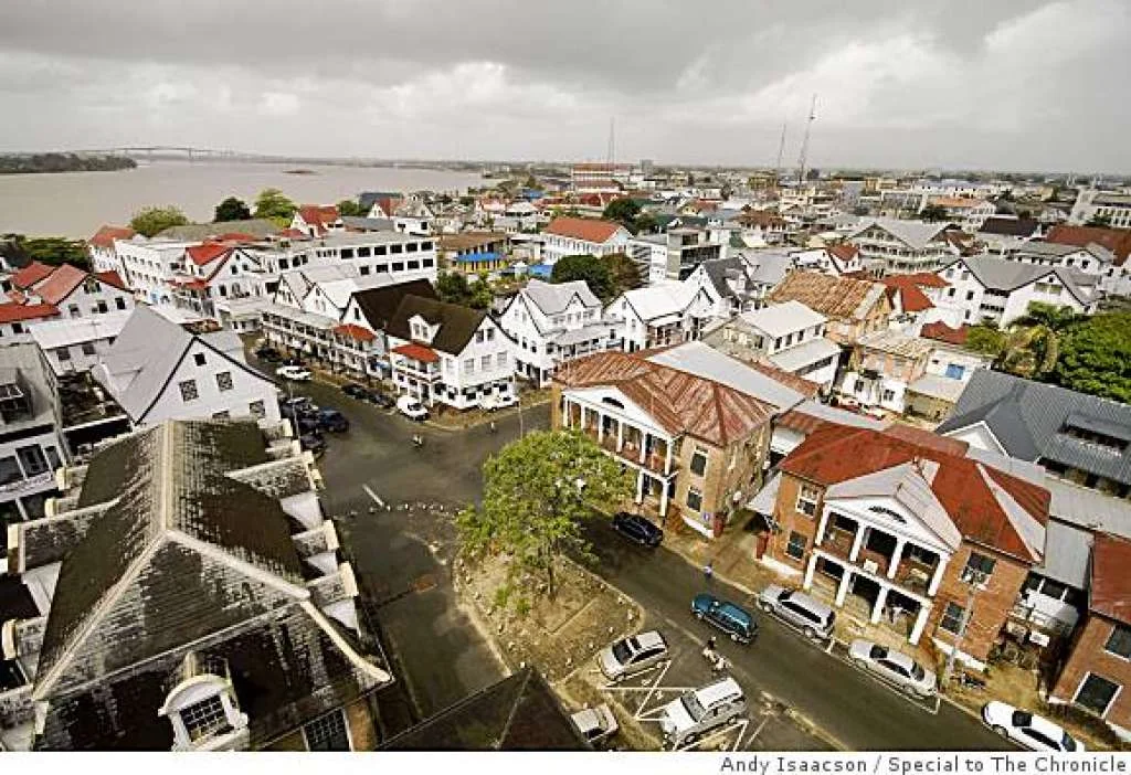 مدينة باراماريبو في سورينام مع المباني الاستعمارية والأسقف الحمراء بالقرب من نهر سورينام