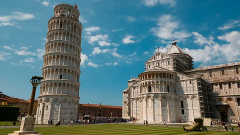 برج بيزا المائل في إيطاليا بجانب كاتدرائية بيزا في ساحة المعجزات مع السماء الزرقاء